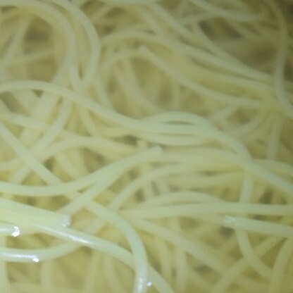 無性にナポリタンが食べたくってパスタをうでましたぁｗ
パスタは早茹でペンネの3倍も茹で時間がかかるので、
コチラの茹で方を活用させていただきましたぁ♪♪